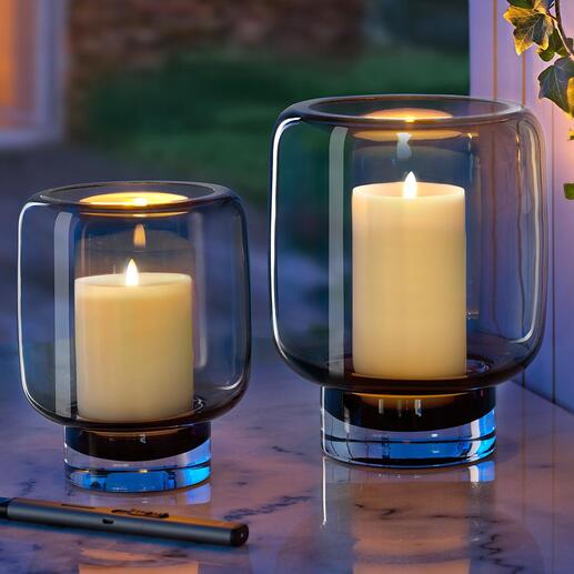Le verre fumé à la brillance de couleur grise assure une ambiance particulièrement cosy, à la lumière chaude de la bougie. Le verre fumé à la brillance de couleur grise assure une ambiance particulièrement cosy, à la lumière chaude de la bougie.