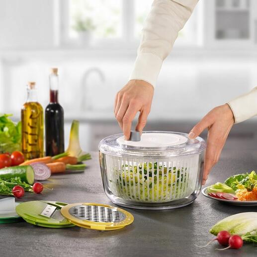 Ensemble Joseph Joseph Multi-Prep™ préparant une salade avec des légumes.