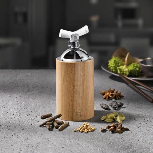 Moulin à poivre et à épices Peugeot en bois.