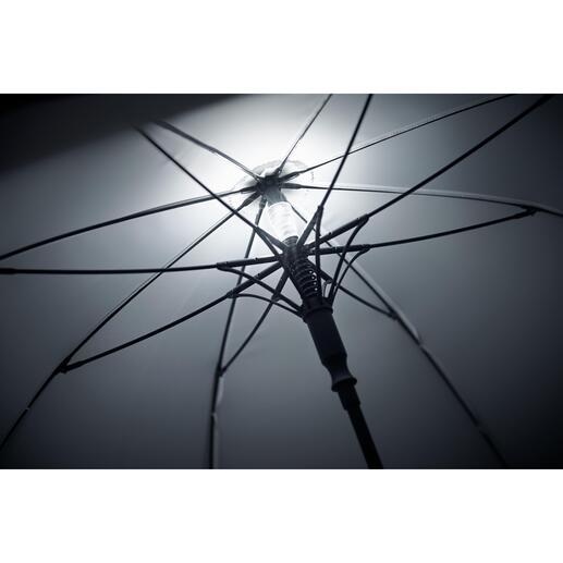 La lampe sʼallume et sʼéteint automatiquement en ouvrant et fermant le parapluie, ou bien en appuyant sur un bouton. La lampe sʼallume et sʼéteint automatiquement en ouvrant et fermant le parapluie, ou bien en appuyant sur un bouton.