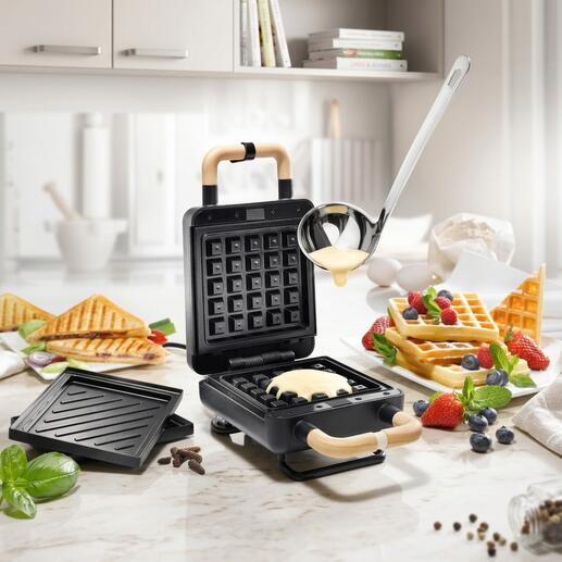 Appareil 2-en-1 pour gaufres et sandwiches dans une cuisine moderne, de la pâte est versée.