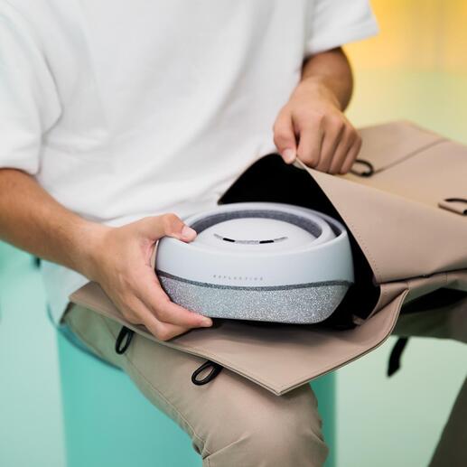 Une fois plié à plat, vous pouvez facilement ranger le casque dans nʼimporte quelle mallette ou sac à dos. Une fois plié à plat, vous pouvez facilement ranger le casque dans nʼimporte quelle mallette ou sac à dos.