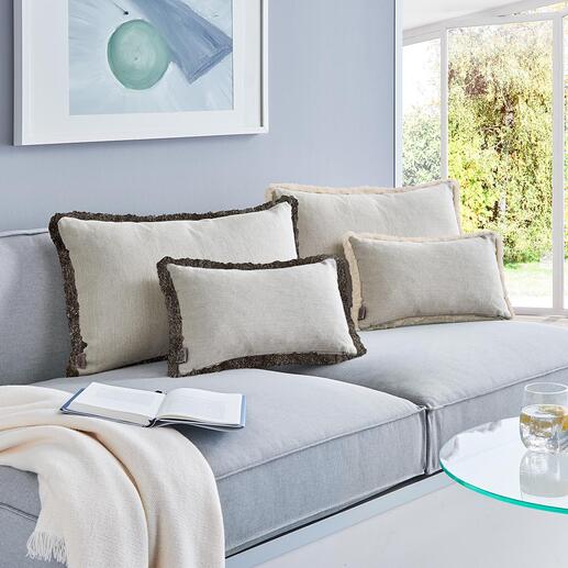 Le coussin réversible avec une face hiver et une face été, toutes deux élégantes, est disponible en 2 couleurs et 2 tailles. Le coussin réversible avec une face hiver et une face été, toutes deux élégantes, est disponible en 2 couleurs et 2 tailles.