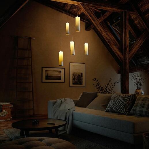 Bougies LED suspendues dans une pièce chaleureuse.