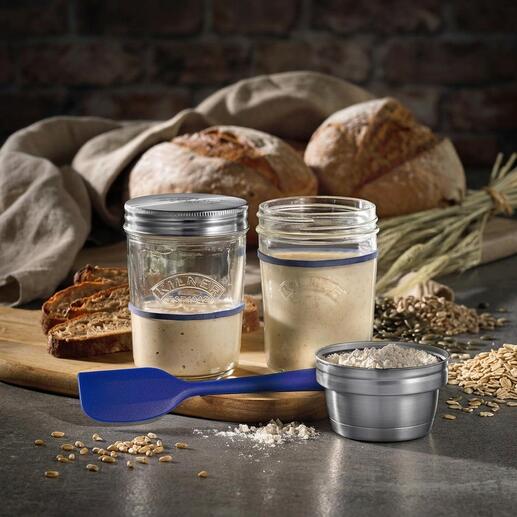 Set Kilner® de préparation de pain au levain avec bocaux et ingrédients sur une planche en bois