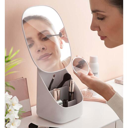 Miroir cosmétique avec rangement intégré   Une visibilité et un rangement parfait réunis dans un seul objet. Par Joseph Joseph, Londres.
