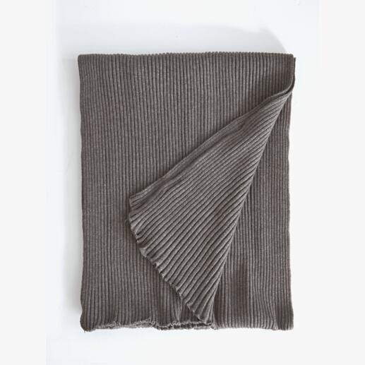 Châle plissé 3-en-1 en taupe, posé à plat avec de fines plis.