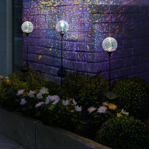 Boule solaire et design de jardin, lot de 3 pièces Les boules solaires de jardin avec une intensité lumineuse tridimensionnelle et multicolore.