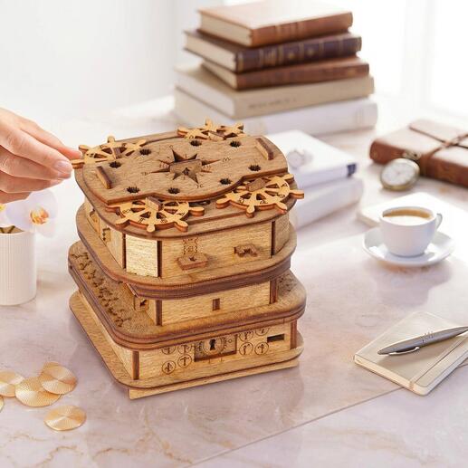 Boîte en bois avec plusieurs scènes de jeu et des énigmes sur le couvercle.