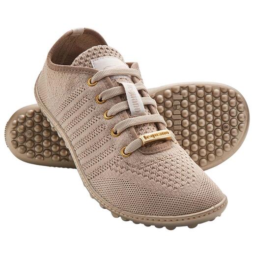 Baskets Barfuß-leguano en beige avec des lacets dorés.