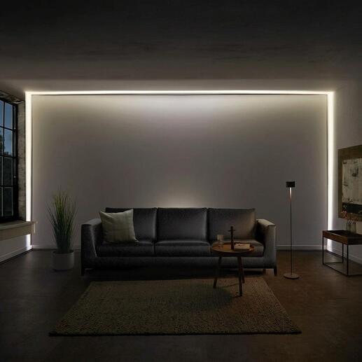 Lampe à effet LED au-dessus d'un canapé moderne