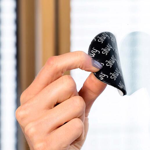 Grâce à la pastille en gel nano métallique et autocollante qui fait contrepoids, le crochet tient très facilement de manière magnétique.