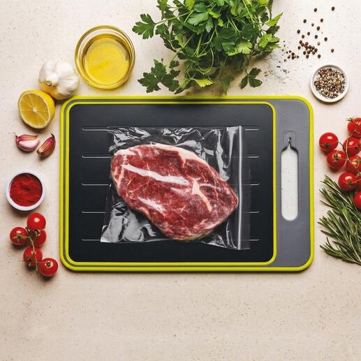 Morceau de viande sur une planche de décongélation.