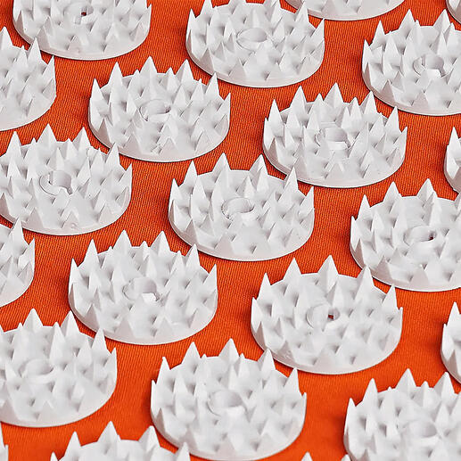 Avec 6 210 pointes d’acupression en plastique ABS de grande qualité. Points d'acupression blancs sur fond rouge de la ShaktiMat.