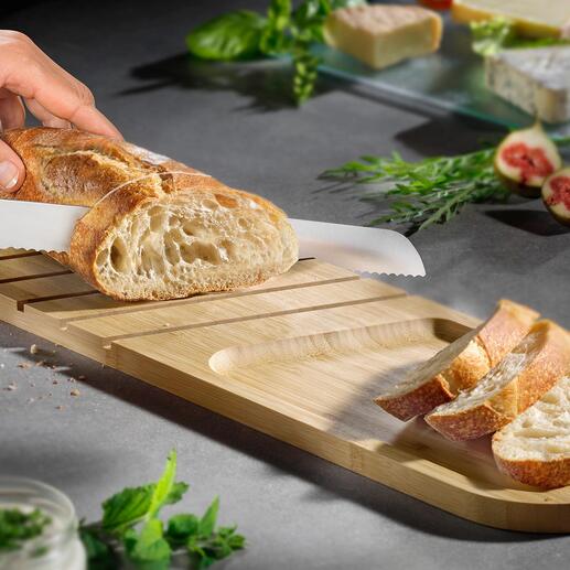 Planche de pain et de service Des baguettes coupées en tranches uniformes, sans déchirer la croûte, et servies de manière élégante.
