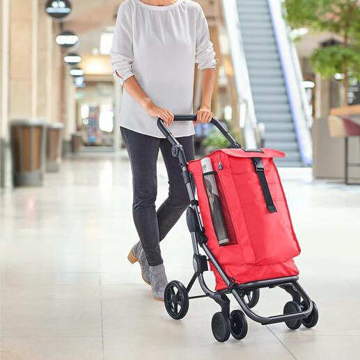 Femme poussant un chariot de courses rouge Go up Premium dans un espace moderne.
