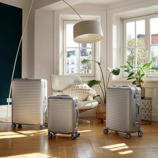 Trois trolleys en aluminium NEXT dans une pièce