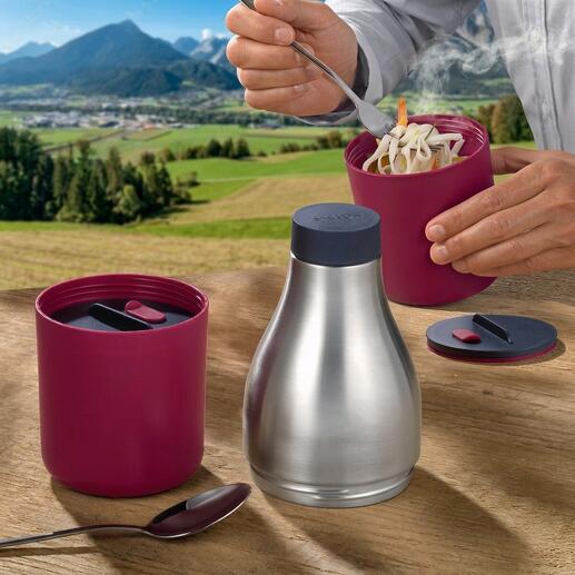 Conteneur à lunch 2-en-1 et bouteille de boisson, utilisés dans un paysage montagneux.