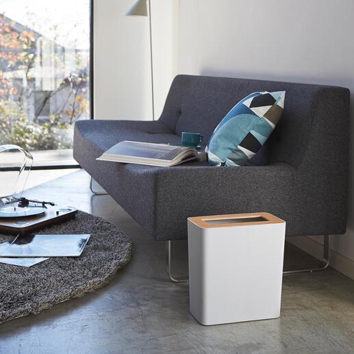 Poubelle Élégant même à côté d’un canapé de designer : la poubelle au design japonais minimaliste. Format élancé et étroit, volontairement épuré, en acier et bois de frêne blanc.