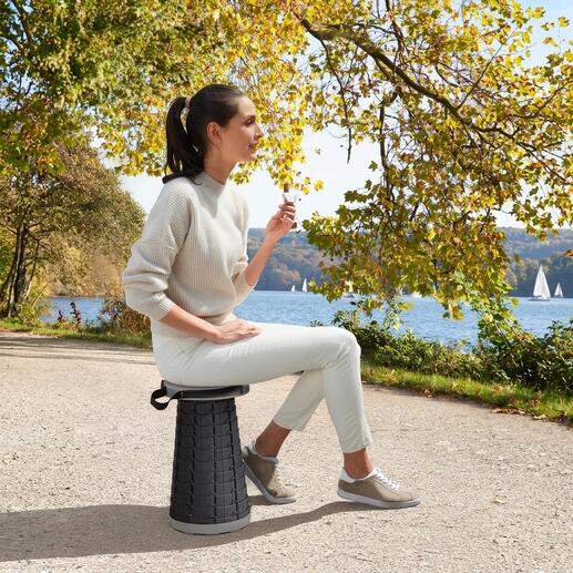 Femme assise sur un tabouret télescopique en extérieur