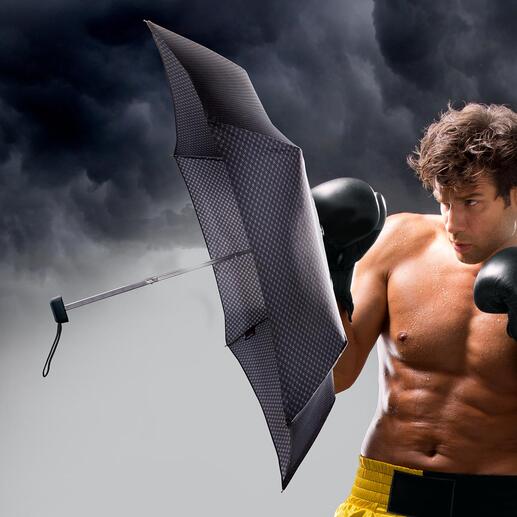 Homme avec parapluie en acier au carbone dans un environnement orageux.