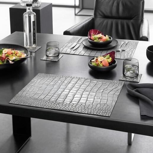 Set de table ou sous-verre en design crocodile sur une table dressée.