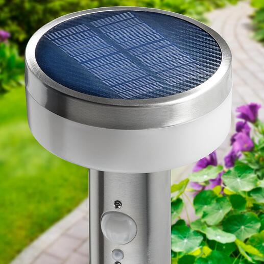 La lampe de jardin solaire intelligente – au design en acier inox intemporel et élégant – fonctionne avec un panneau monocristallin à haut rendement.