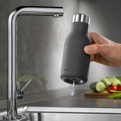 Distributeur de liquide-vaisselle/savon design Aussi élégant que fonctionnel : le distributeur de liquide-­vaisselle rechargeable, en silicone douce. Par Eva Solo.
