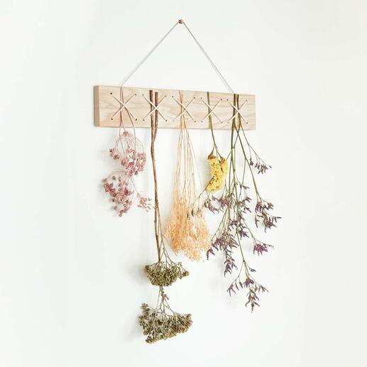Simplement accrochées la tête en bas dans les tendeurs élastiques, vos fleurs, herbes à thé et herbes aromatiques sèchent avec un soin particulier.