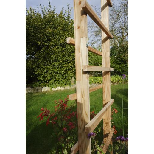 Les barres transversales en bois de mélèze sont fixées alternativement à l’avant et à l’arrière – afin que les rameaux puissent grimper de manière optimale.