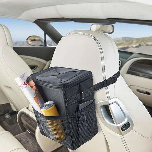 Poubelle de voiture accrochée à un siège, avec une canette de boisson et un magazine.