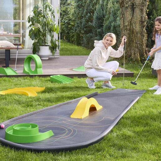 Femme et enfant jouant au mini-golf sur un parcours portable.