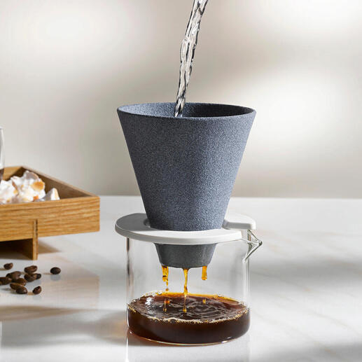 Filtre à café en céramique avec du café fraîchement préparé.