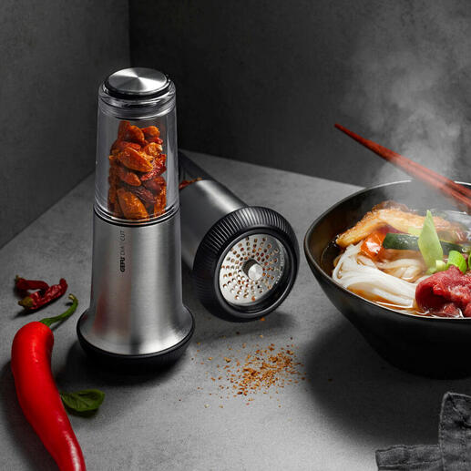 Coupe-chili X-Plosion® à côté d'un bol avec de la nourriture fumante