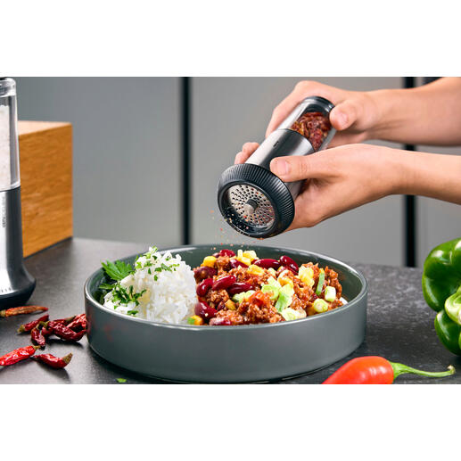 Trancheur à piments X-Plosion® Le coupe-chili X-Plosion® est tenu au-dessus d'une assiette de riz et de légumes