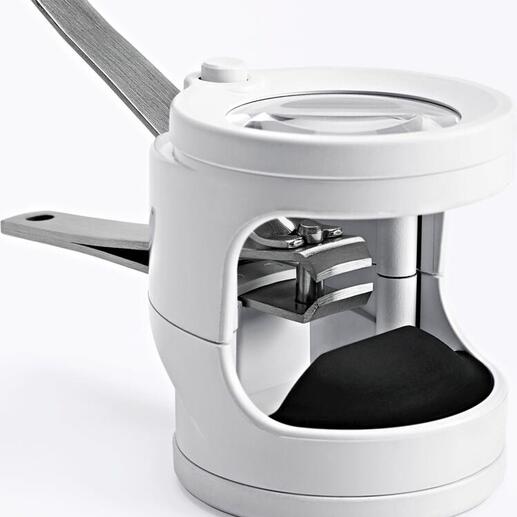 Coupe-ongles sécurisé sur fond blanc