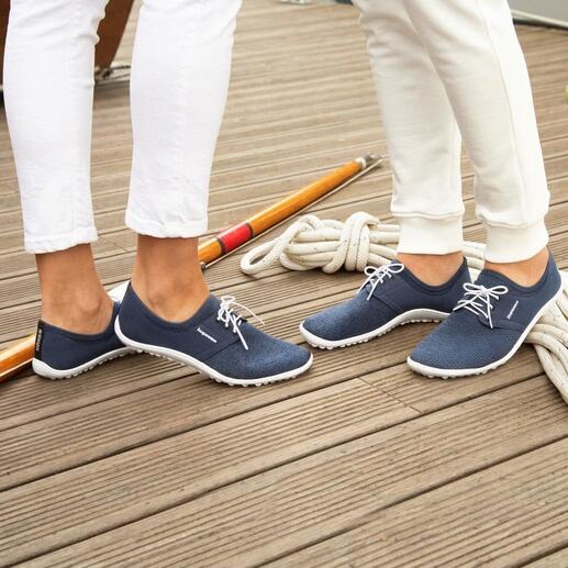 Deux personnes portent des chaussures leguano® juno sur un pont.