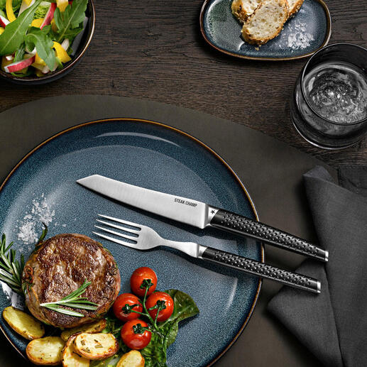 Couverts à steak Prime Rib, ensemble de 2 sur une assiette moderne avec du steak et des accompagnements.