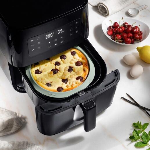 Moule en silicone pour friteuse à air avec un plat cuit.
