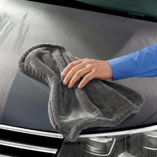 Chiffon professionnel de séchage et de nettoyage utilisé sur le toit d'une voiture.