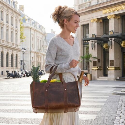 Femme portant un sac en cuir de buffle universel dans la rue.