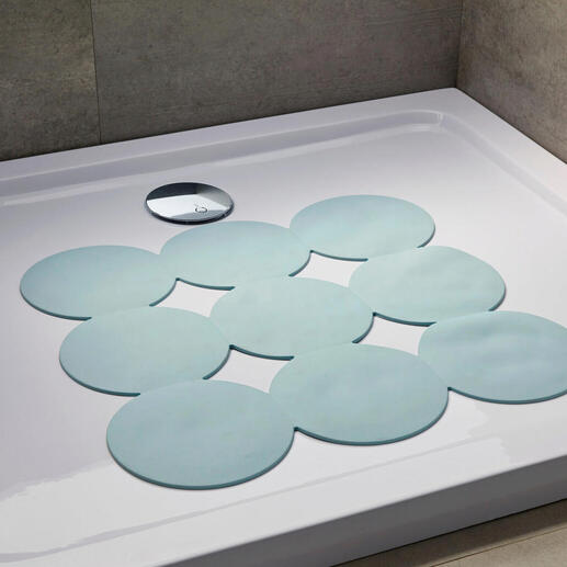 Tapis antidérapant dans une douche avec des contours clairs.