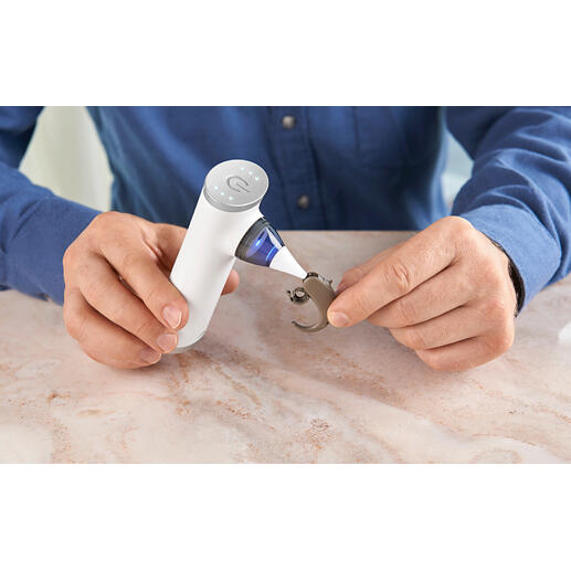 Mini aspirateur à la main, embout en usage
