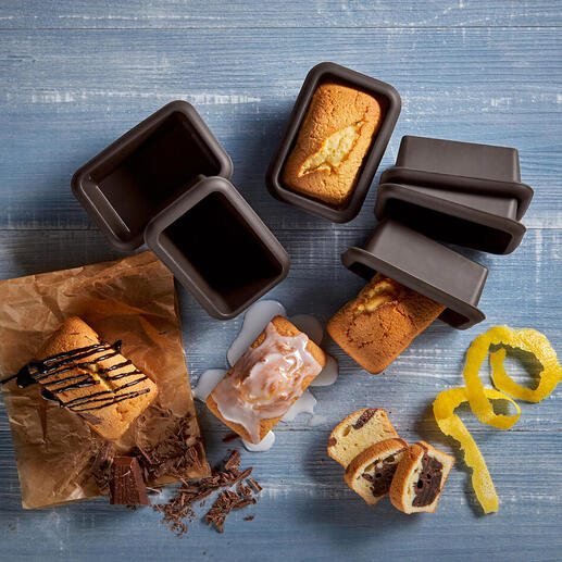 Moule à mini-gâteaux avec de petits gâteaux sur une table.