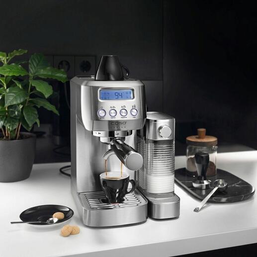 Machine à espresso avec écran numérique et tasse sur un plan de travail.