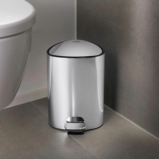 Poubelle de salle de bain ronde avec pédale dans une salle de bain moderne.