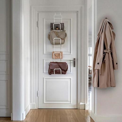 Support de sacs variable accroché à une porte avec des sacs.