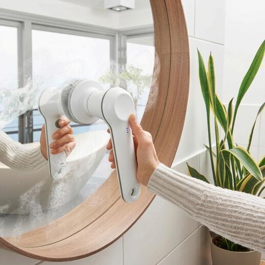 Brosse de nettoyage à main rechargeable utilisée pour nettoyer un miroir.