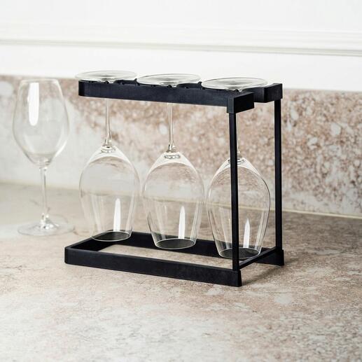 Porte-verres pour lave-vaisselle, avec sept verres sur une table.