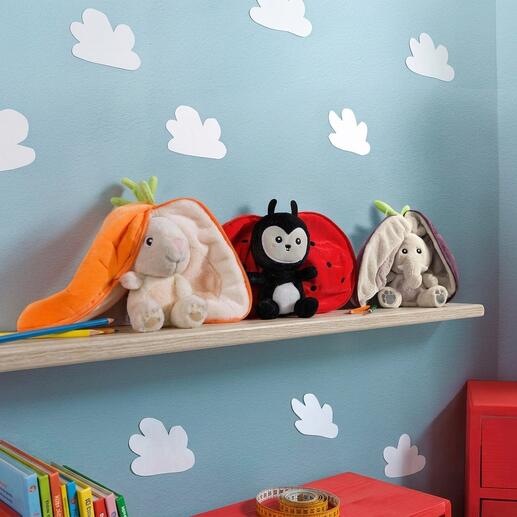 Jouet en peluche à retourner sur une étagère, carotte, coccinelle et lapin.